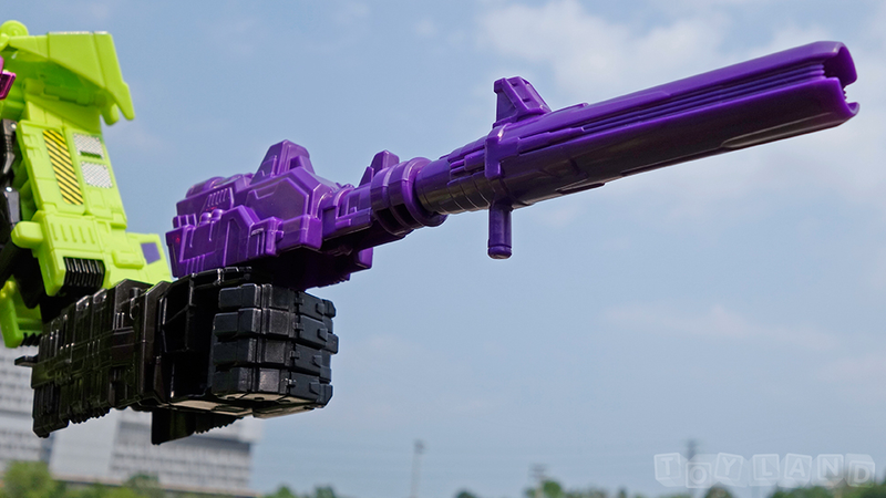 Illustration for article titled The Colossal New Transformers Devastator Is Better than the Original